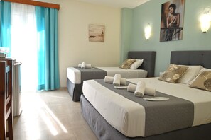 Caja de seguridad en la habitación y tabla de planchar con plancha 