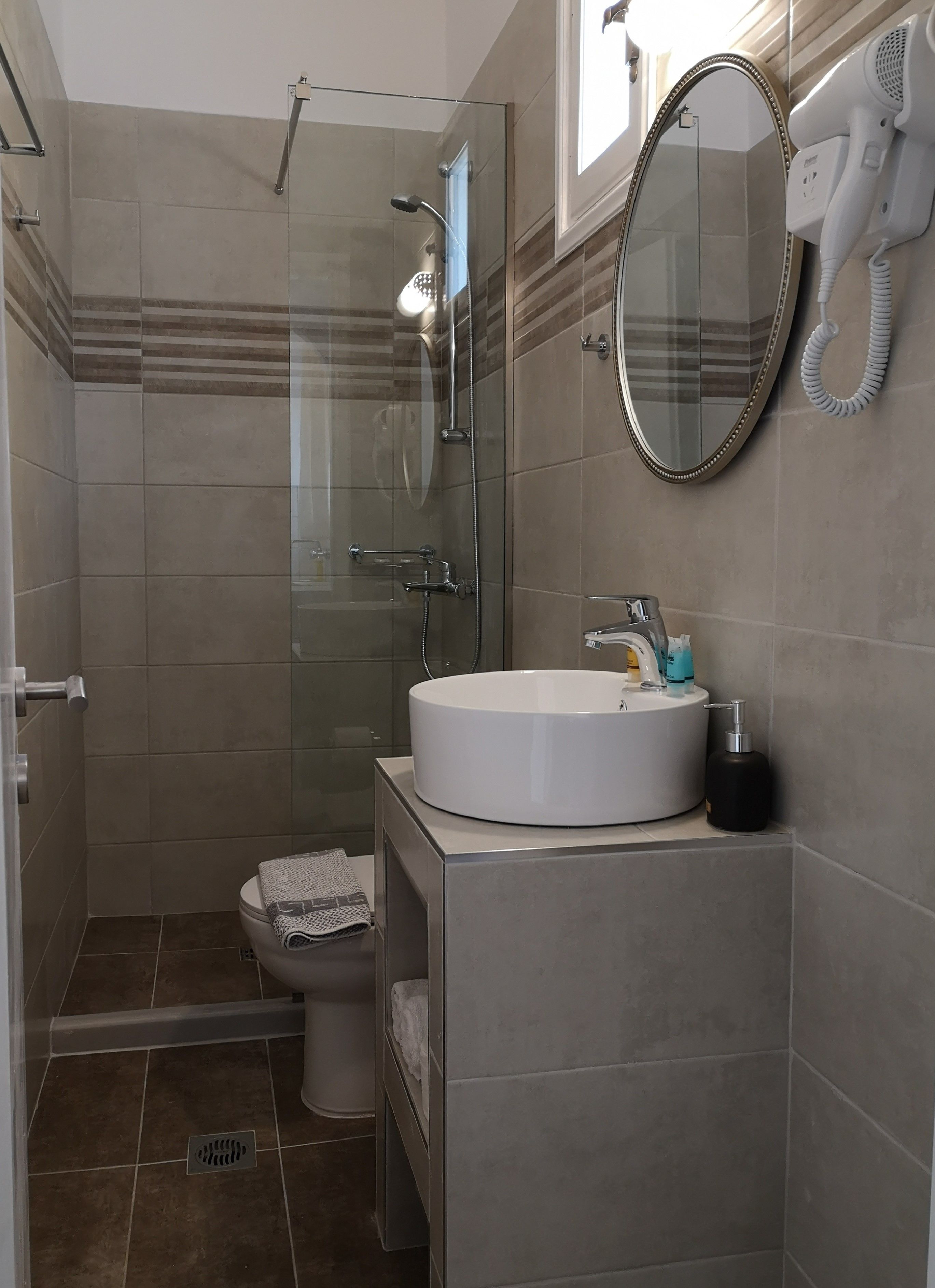studio | bathroom | shower, free toiletries, hair dryer, slippers