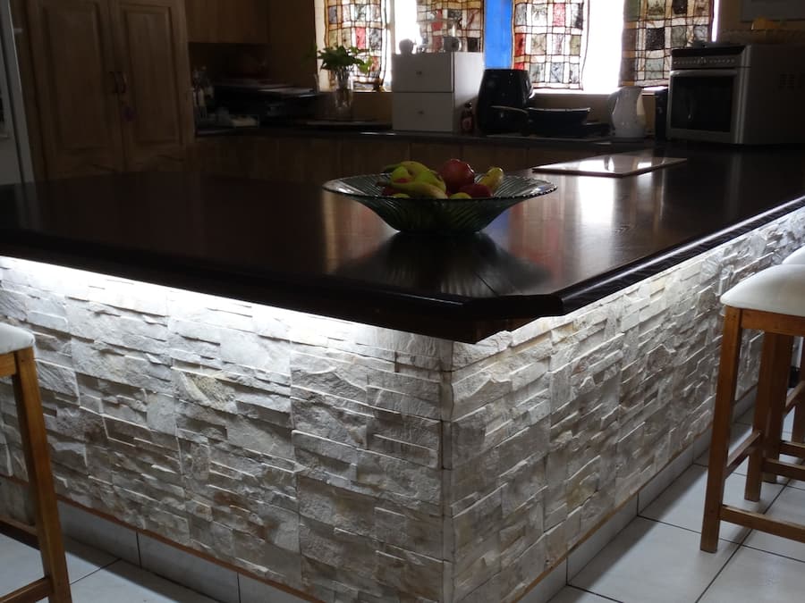 Daily full breakfast (ZAR 90 per person)