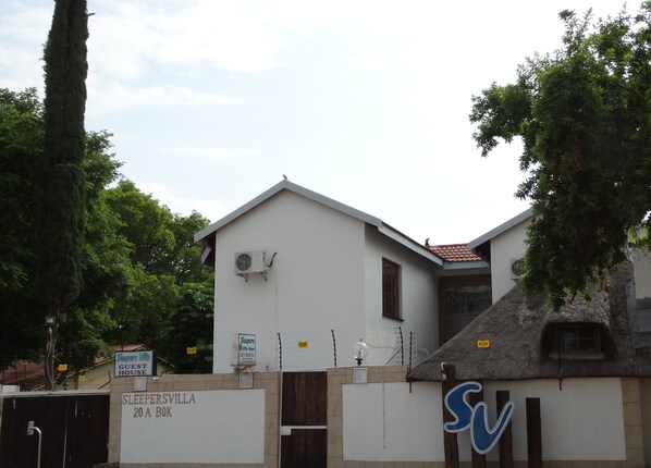 A building with a sign reading "SLEEPERVILLA 20A BOK" and a logo with 'SV'. - Sleepers Villa (Polokwane)