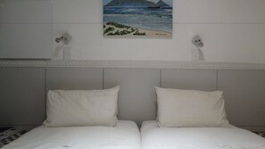 Kahden hengen deluxe-huone (kaksi sänkyä) | Tallelokero huoneessa, työpöytä, äänieristys, silitysrauta/-lauta