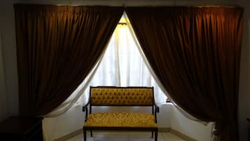 Chambre Exécutive avec lits jumeaux | Coin séjour | Télévision