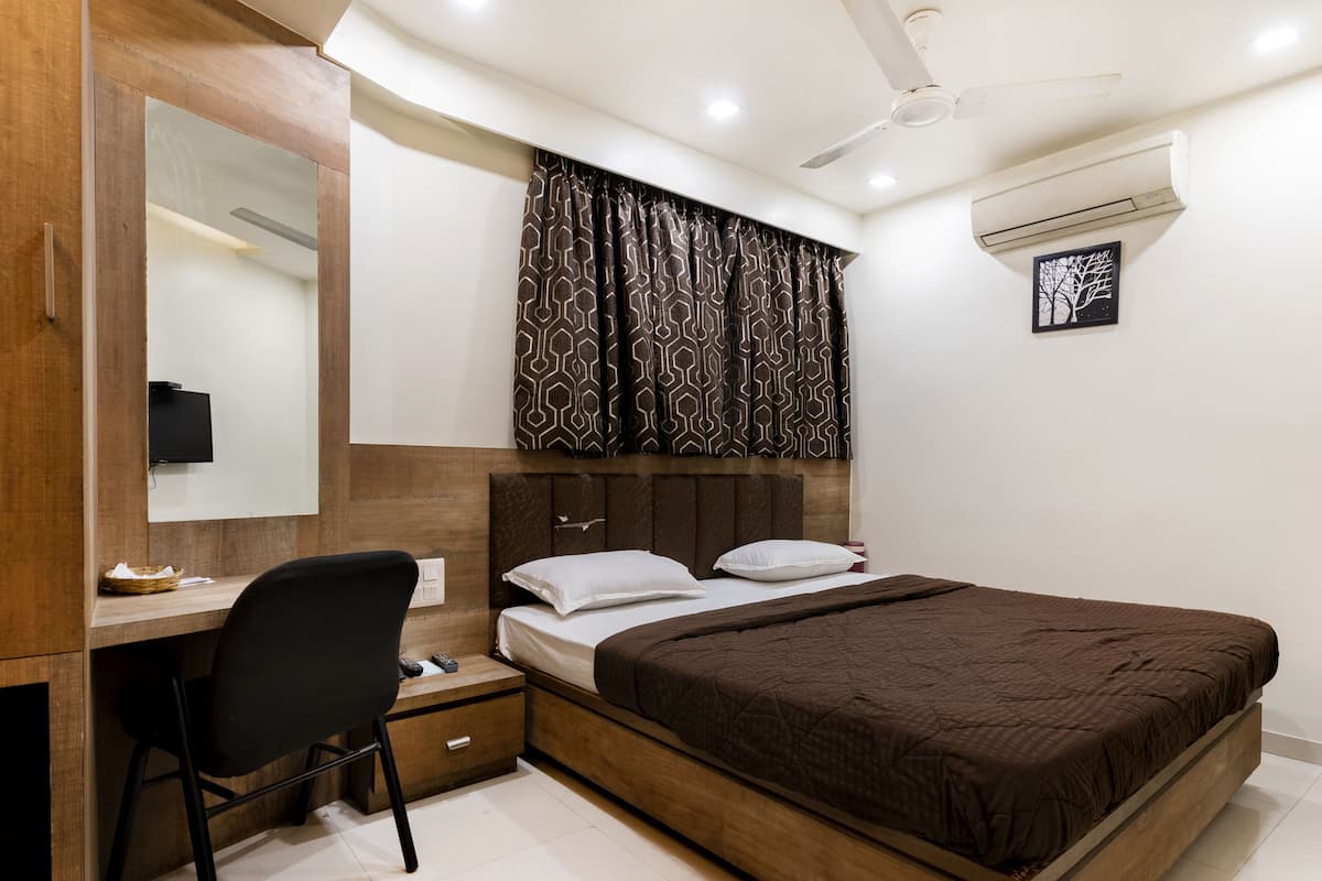 Premium bedding, in-room safe, desk, iron/ironing board
