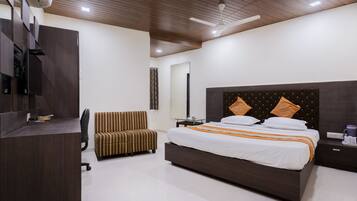 Executive Double or Twin Room | Premium bedding, in-room safe, desk, iron/ironing board