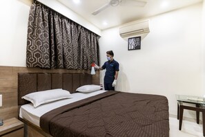 Habitación estándar | Ropa de cama de alta calidad, caja fuerte, escritorio
