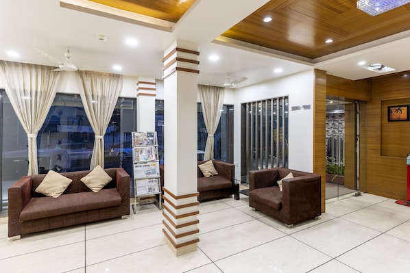 Lobby sitting area - Hotel Ashish (Ahmedabad)