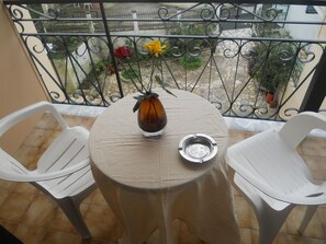 Outdoor dining - Elli Marina Studios & Apartments (Corfu)