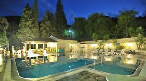 Piscine extérieure, parasols de plage, chaises longues