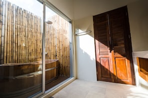 @Grand Garden | Deep-soaking bathtub