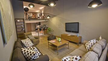 Loft Suite | Vardagsrum | 42-tums LCD-tv med satellitkanaler och tv