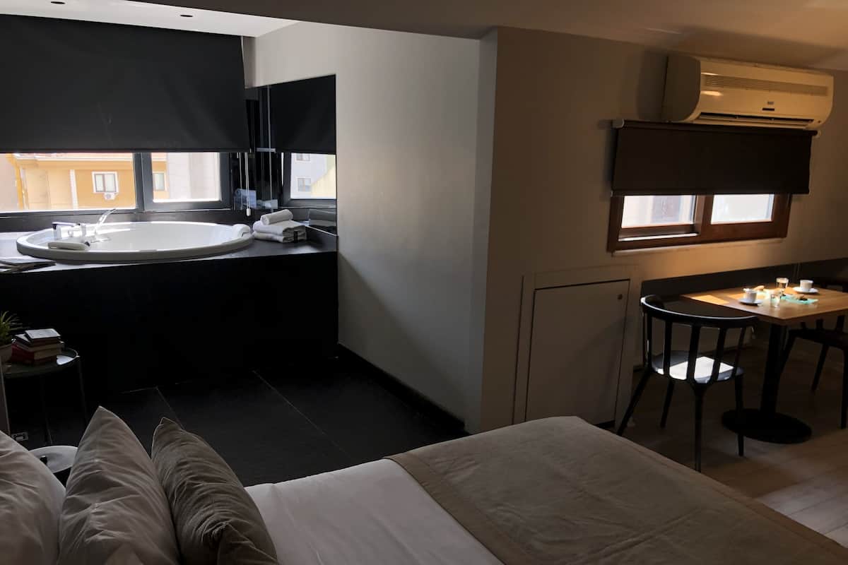 Basic Studio, Hot Tub | Premium bedding, in-room safe, desk, laptop workspace