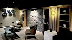 Ein modernes Interieur mit einer Steinsäule, einem Holzschrank und einem Marmortisch.
