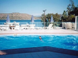 Outdoor pool, pool umbrellas, pool loungers - Tasmania Village (Agios Nikolaos)