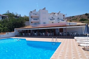 Piscine extérieure, parasols de plage, chaises longues