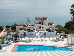 Outdoor pool, pool umbrellas, pool loungers - Tasmania Village (Agios Nikolaos)
