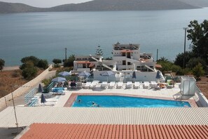 Outdoor pool, pool umbrellas, pool loungers - Tasmania Village (Agios Nikolaos)