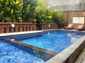 Outdoor pool - Waringin Home Stay (Kuta)