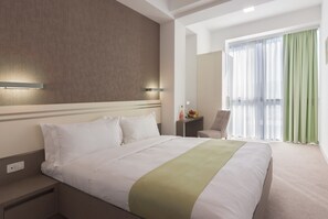 Phòng đôi Tiêu chuẩn | Bộ đồ giường cao cấp, minibar, két bảo mật tại phòng, bàn 