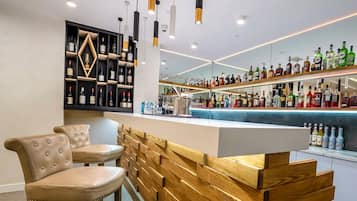 2 bares o lounges, bar en la alberca, bar junto a la alberca
