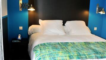 Chambre Double Standard, salle de bains privée | Literie de qualité supérieure, surmatelas, décoration personnalisée