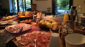 Een ontbijtbuffet met diverse etenswaren en drankjes.