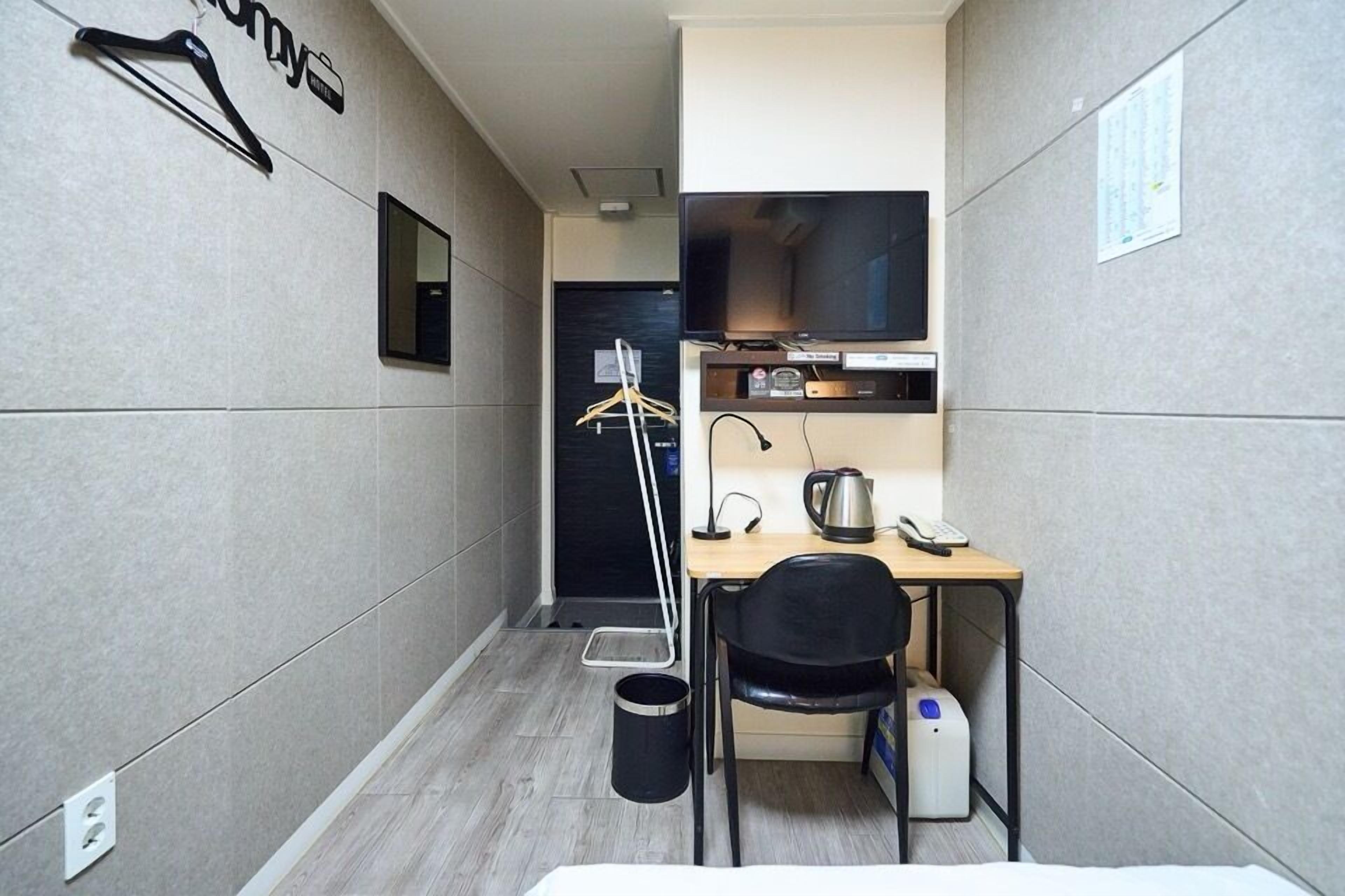 economy single (light breakfast for 1 people, free access of community room - 1 hour per stay) | 1 bedroom, premium bedding, desk, blackout curtains