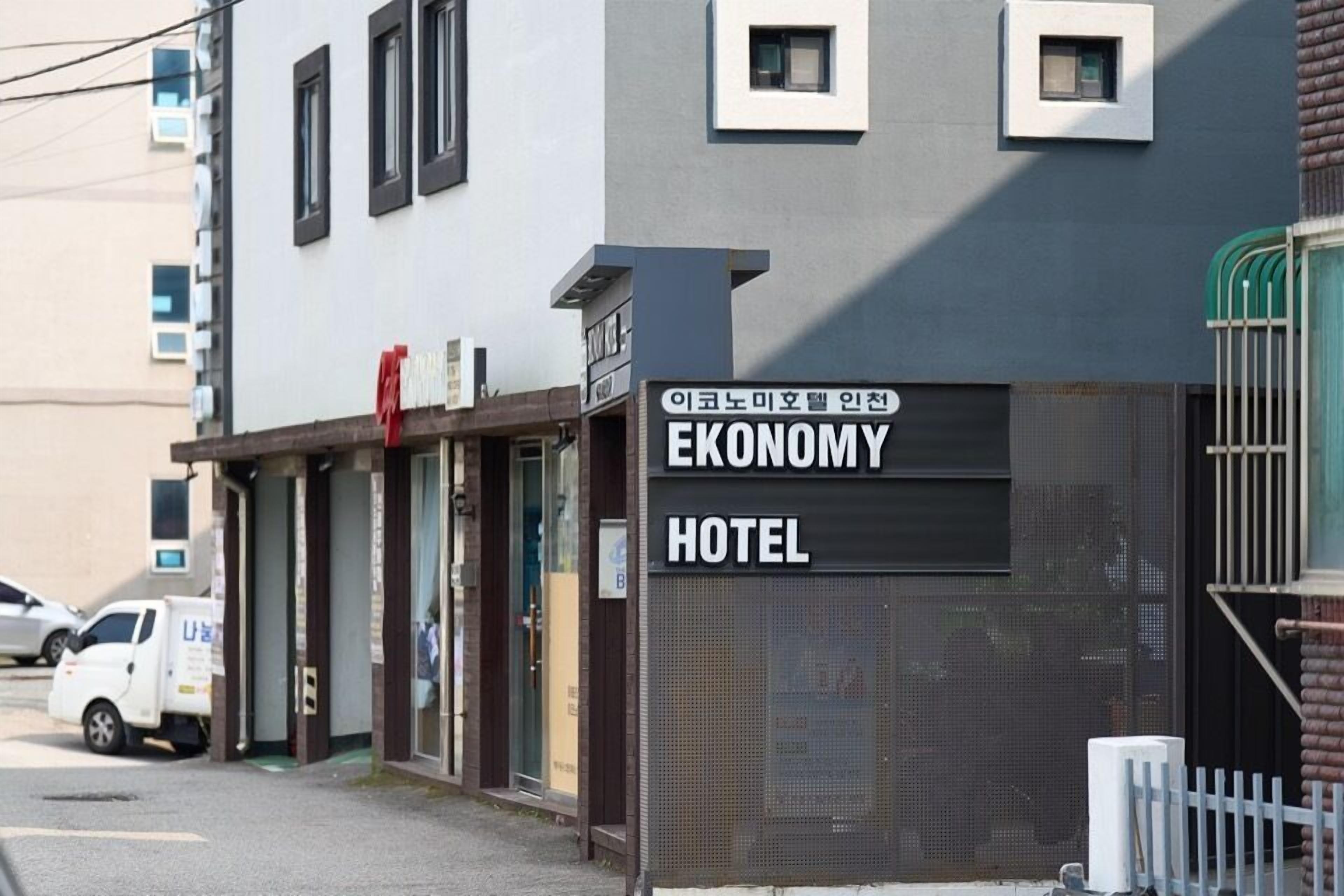 A hotel sign with 'EKONOMY' and 'HOTEL' written in English and Korean.
