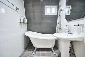 Habitación empresarial con 2 camas individuales | Baño | Amenidades de baño gratuitas, secadora de cabello, pantuflas 