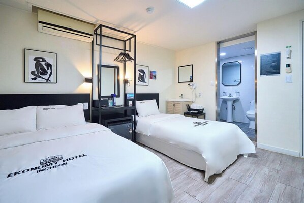 Habitación empresarial con 2 camas individuales | Ropa de cama de alta calidad, escritorio y cortinas blackout 