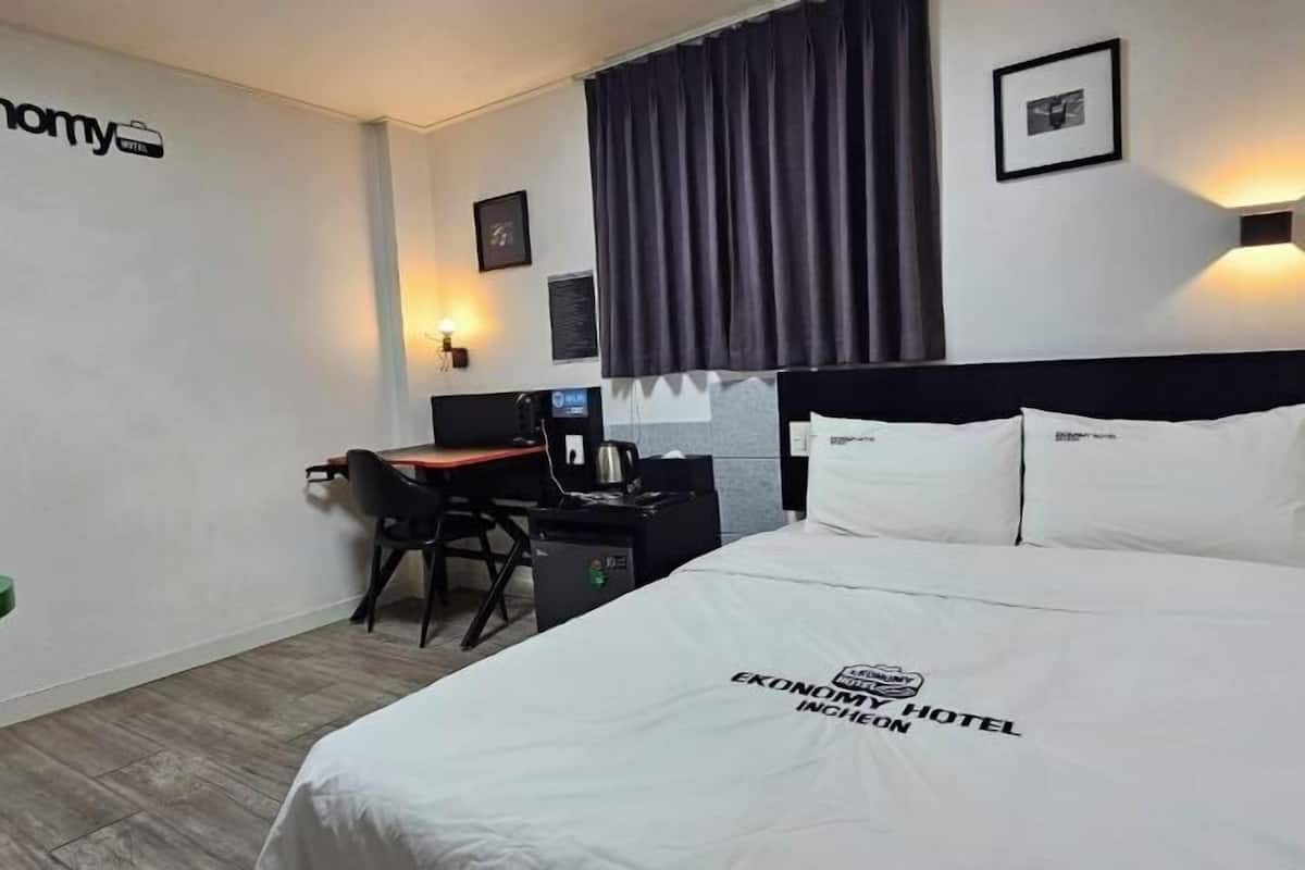Premium bedding, desk, blackout drapes, iron/ironing board