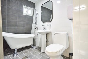 Habitación empresarial con 2 camas individuales | Ropa de cama de alta calidad, escritorio y cortinas blackout 
