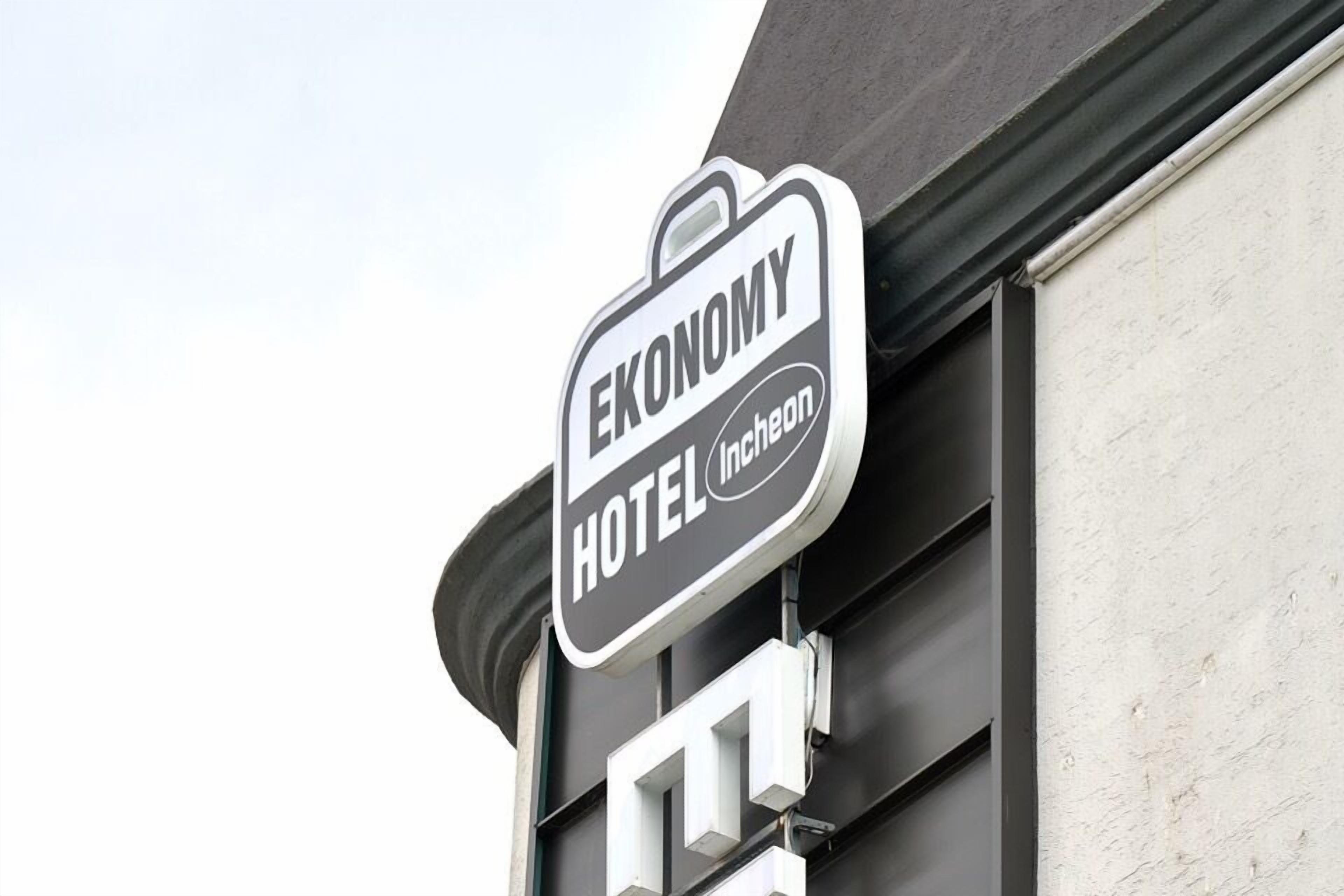 En skylt för hotellet Ekonomy.