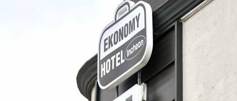 En skylt för hotellet Ekonomy.