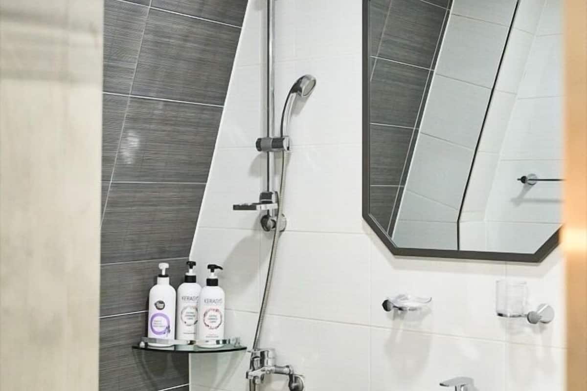 Bathroom | Free toiletries, hair dryer, slippers, heated floors