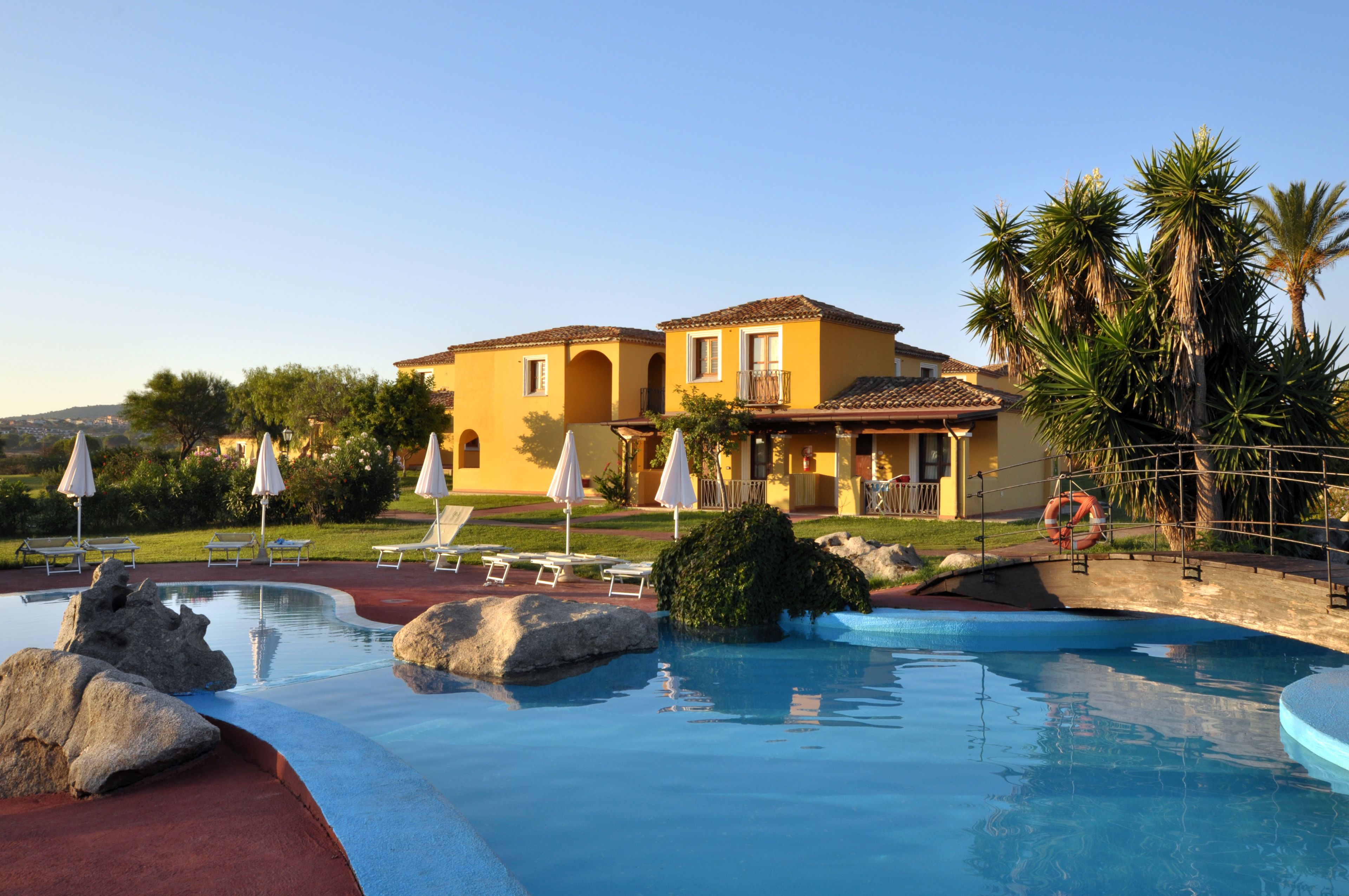 2 piscine all'aperto, ombrelloni da piscina, lettini