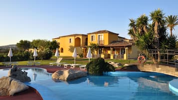 2 piscine all'aperto, ombrelloni da piscina, lettini