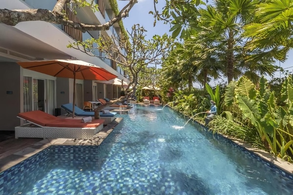 Kolam renang outdoor, dengan kursi berjemur