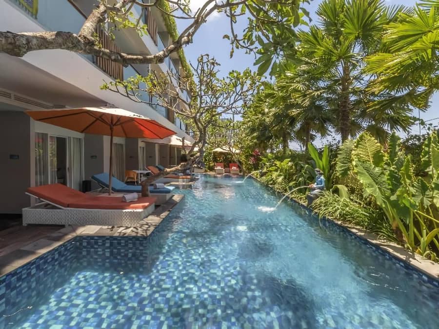 Outdoor pool, open 8:00 AM to 8:00 PM, pool loungers