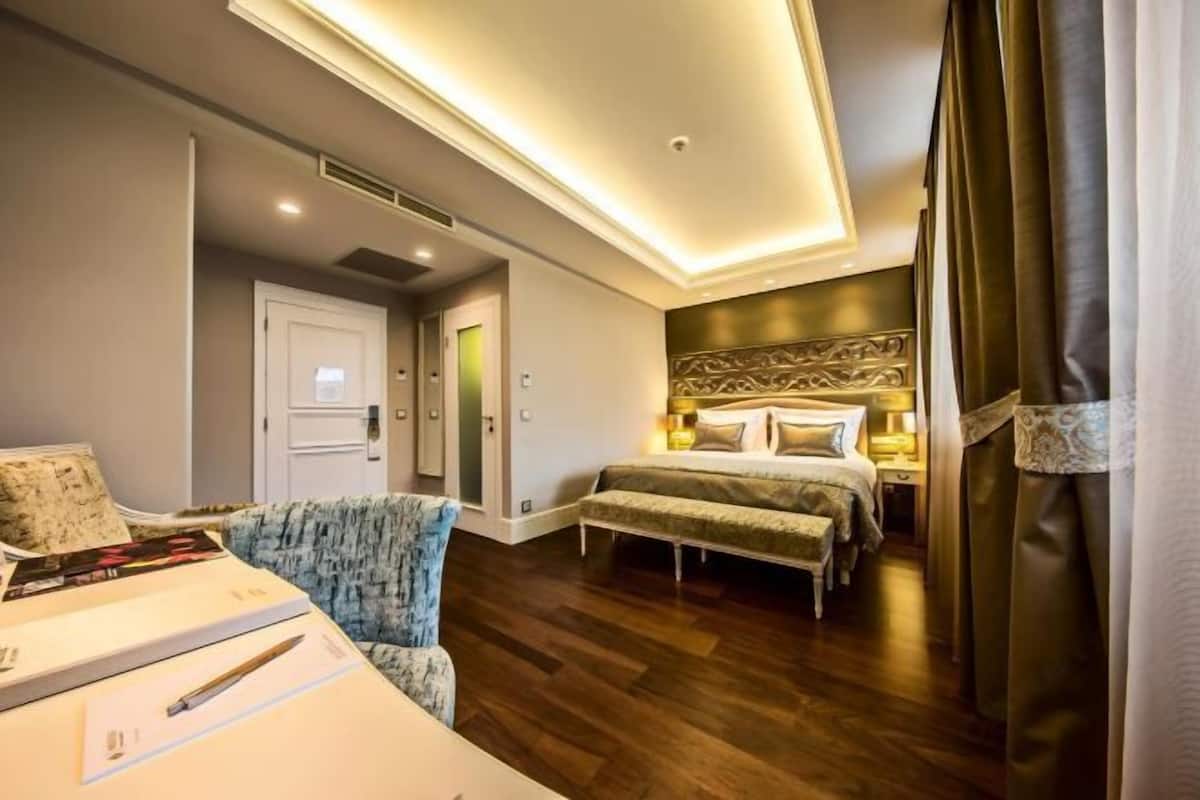 Minibar, in-room safe, desk, free WiFi