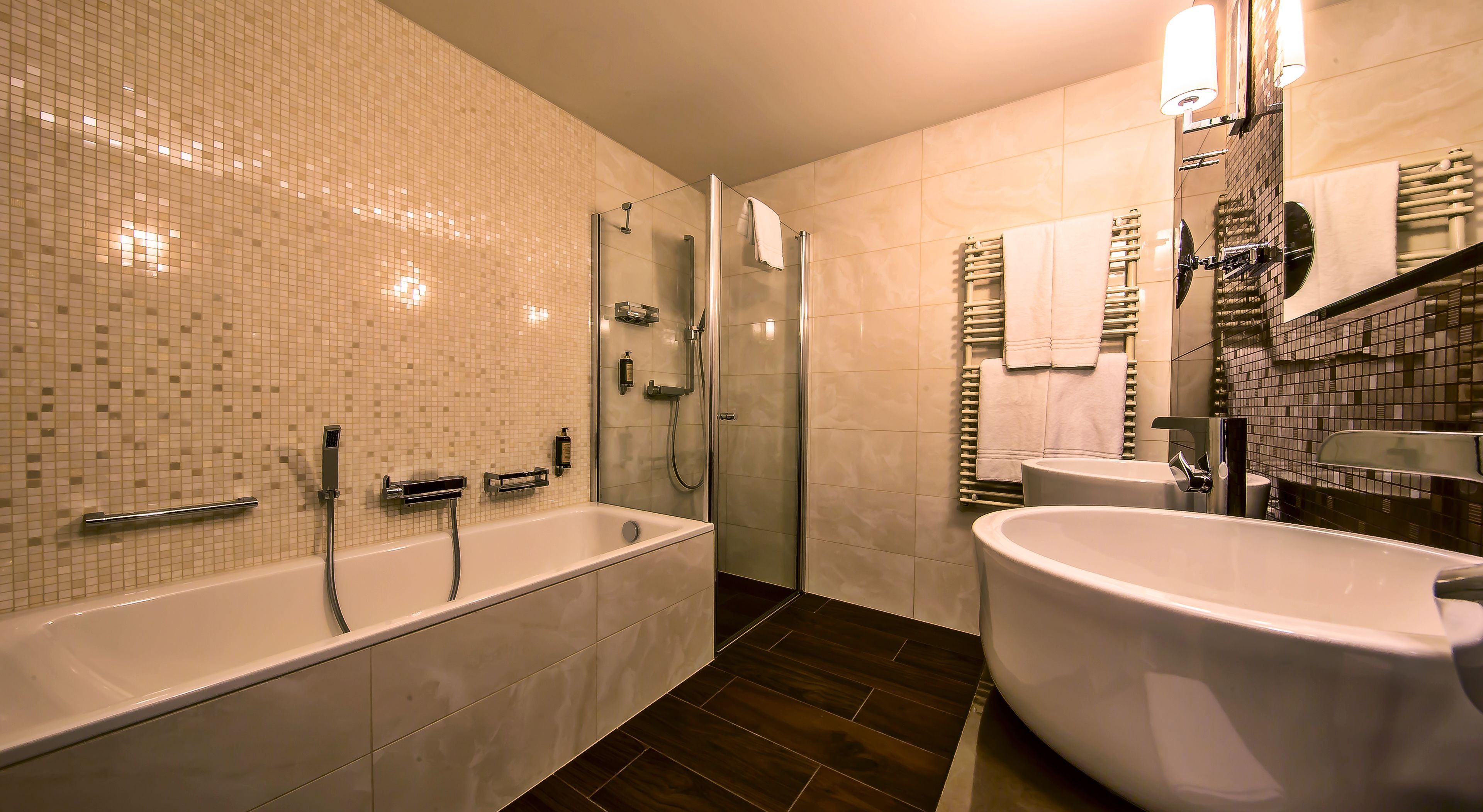 Suite | Badkamer | Gratis toiletartikelen, een haardroger, badjassen, pantoffels