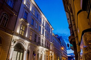 Fachada de la propiedad por la tarde o noche