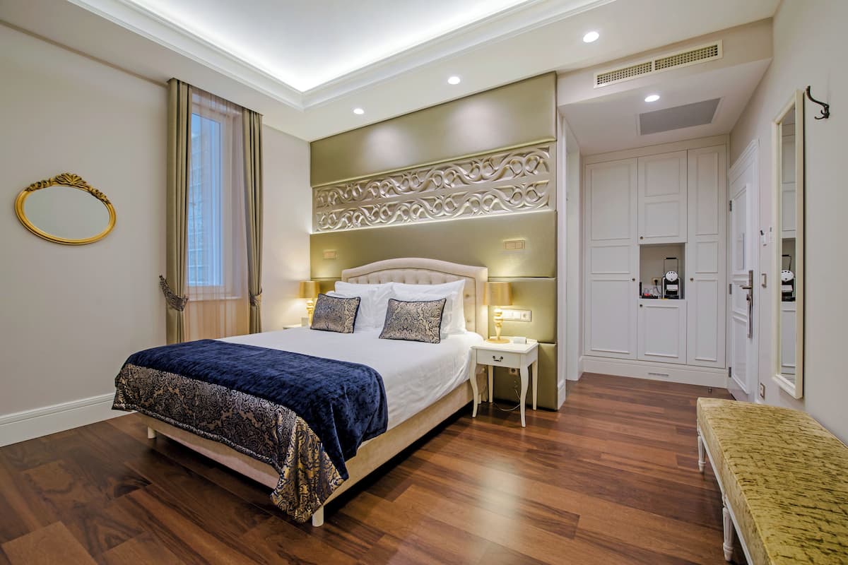 Executive Double Room | 1 bedroom, minibar, in-room safe, desk