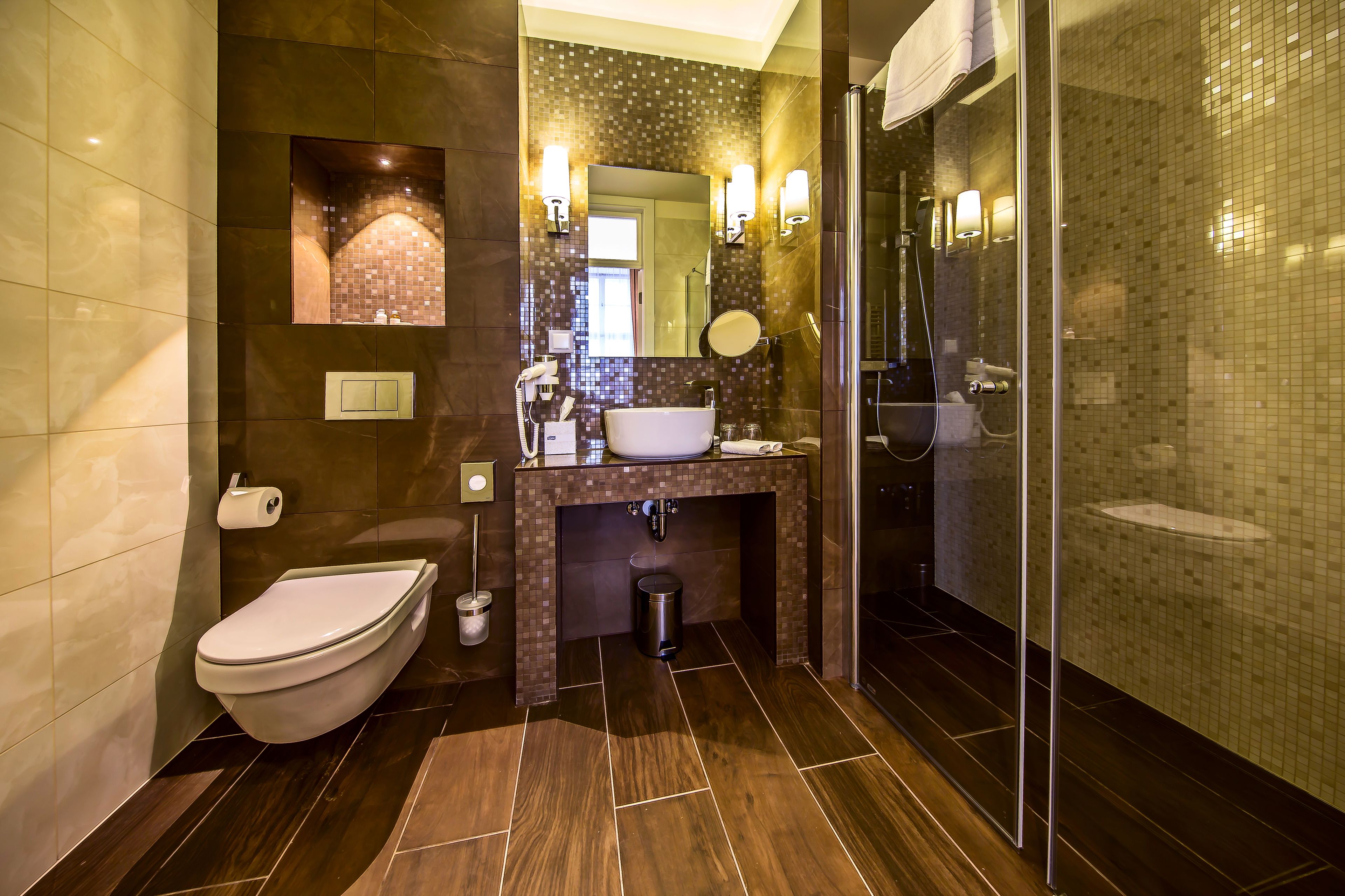 Ein modernes Badezimmer mit Toilette, Waschbecken und Dusche.