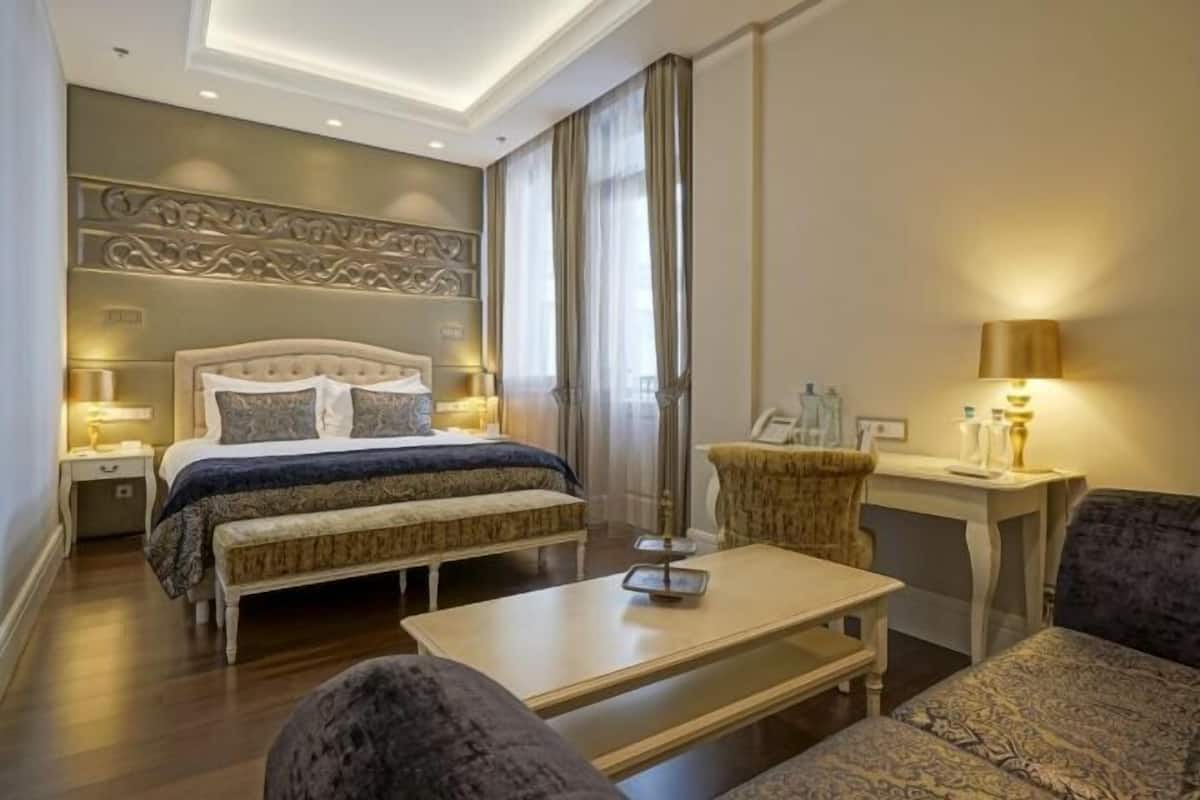 Minibar, in-room safe, desk, free WiFi