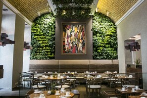 Se sirven desayunos, almuerzos y cenas; cocina internacional