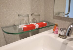 Shower, free toiletries, hair dryer, slippers - Amaris Hotel Bekasi Barat (Bekasi)