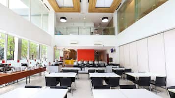 Frokost, lunsj og middag serveres, indonesiske retter