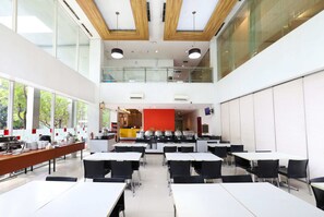 Breakfast, lunch, dinner served; Indonesian cuisine  - Amaris Hotel Bekasi Barat (Bekasi)