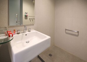 Shower, free toiletries, hair dryer, slippers - Amaris Hotel Bekasi Barat (Bekasi)
