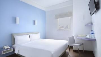 Smart Room Queen | In-room safe, desk, free WiFi, bed sheets